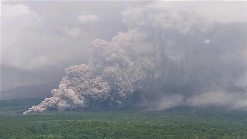 Indonesien: Vulkan Semeru spuckt 2.000 Meter hohe Aschesäule Der Semeru setzt vulkanisches Material frei.