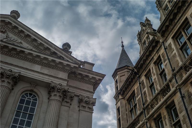 Adrenalin und Abenteuer: Die Nachtkletterer von Cambridge Der «Senat House Leap» in Cambridge - eine beliebte Route für Nachtkletterer.