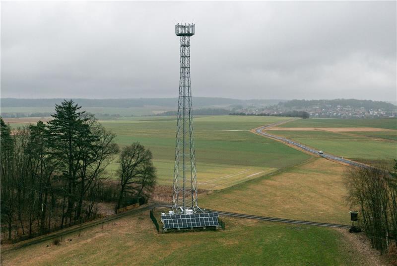 O2-Handymast versorgt sich selbst mit Strom Der Sendemast von Telefónica (O2) im mittelhessischen Vogelsbergkreis.