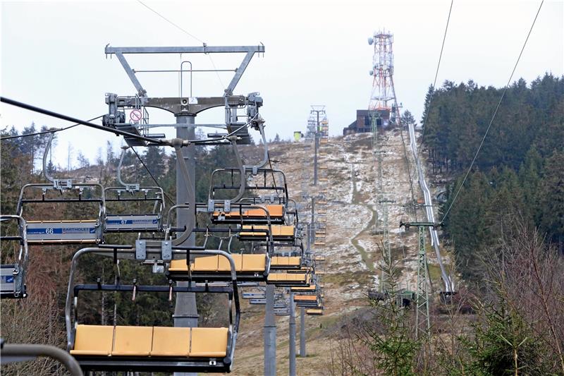Trübe Bilanz: Eine Harzer Skisaison mit grünen Pisten Der Sessellift am Bocksberg in Hahnenklee steht in diesen Tagen still, auf dem Berg liegt kein Schnee. Foto: Neuendorf