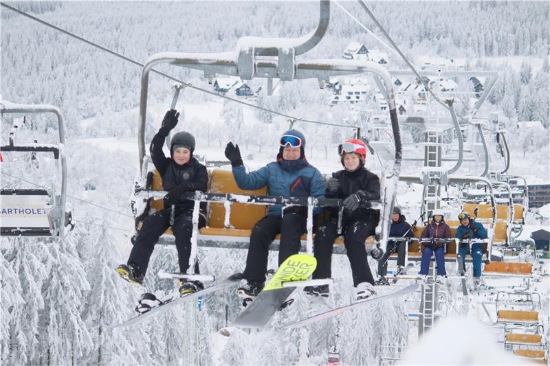Der Sessellift ist beim Winterfest im Dauerbetrieb.
