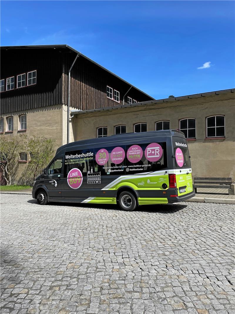 Der Shuttlebus vorm Weltkulturerbe Rammelsberg ist selbst sein bester Werbeträger. Die Linie 809 (Welterbeshuttle) wird noch bis September bedient. Foto: Privat