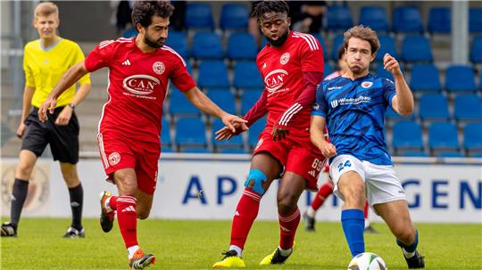 Der Sieg gegen den KSV Vahdet Salzgitter ist für Tobias Keil (r.) vom Goslarer SC 08 gegen Ivan Richir Tchani Fongang (2.v.r.) und Tayfun Durmus ein hartes Stück Arbeit. 