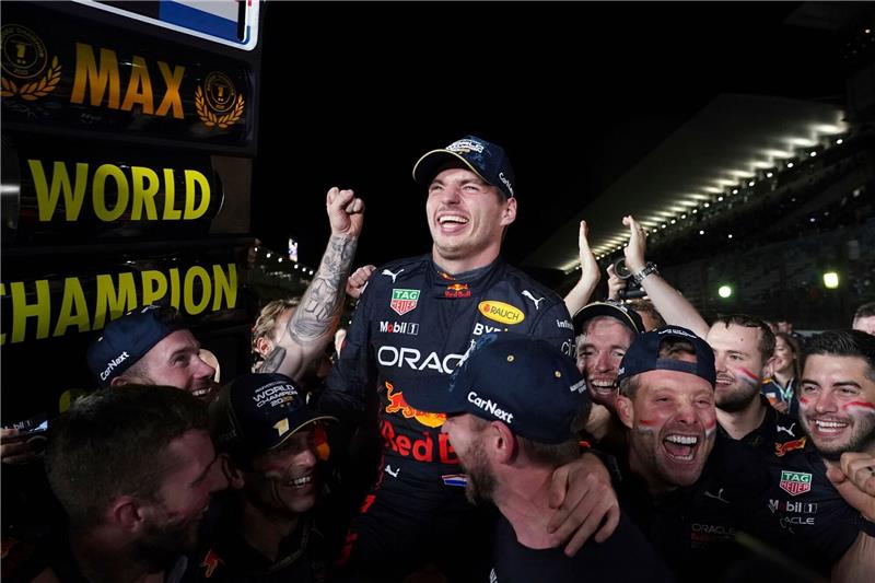 „Unendliche Liste von Fehlern”: Fia in der Dauer-Kritik Der Sieger Max Verstappen vom Team Red-Bull feiert mit seinen Teamkollegen, er selbst findet die Verwirrung um die Regeln nicht schlimm.