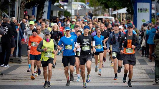 Der Sieger Oliver Sebrantke (Nummer 107) läuft beim 10-Teiche-Marathon in Hahnenklee direkt vom Start voraus. Daniel Grüter (34) und Sven Güldner (80) bleiben lediglich in Runde eins dran.