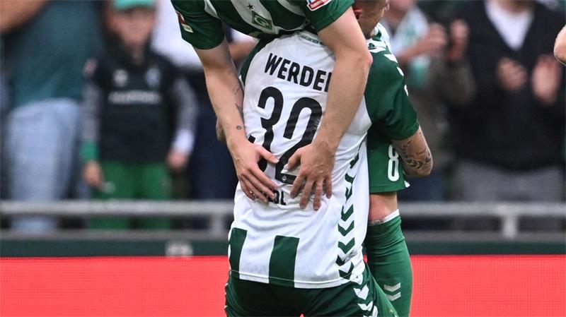 „Wie ein Traum“: Weisers Siegtor nach 14 Monaten Pause Der Siegtorschütze wird gefeiert.