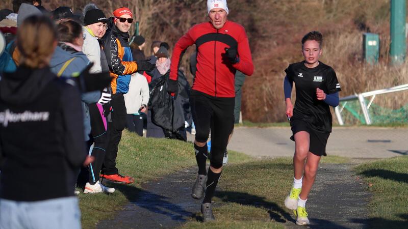 Silvesterlauf verzeichnet Aufwärtstrend Der Silvesterlauf lockt Sportlerinnen und Sportler jeden Alters nach Bad Harzburg, die sich mit unterschiedlichen Strategien dem eisigen Wind entgegenstellen.Foto: Epping