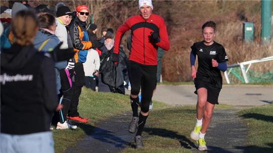 Der Silvesterlauf lockt Sportlerinnen und Sportler jeden Alters nach Bad Harzburg, die sich mit unterschiedlichen Strategien dem eisigen Wind entgegenstellen.Foto: Epping