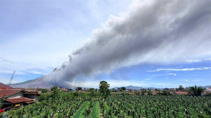 Sumatra: Vulkan Sinabung spuckt 3.500 Meter hohe Aschewolke Der Sinabung auf Sumatra zählt zu den aktivsten Vulkanen Indonesiens.