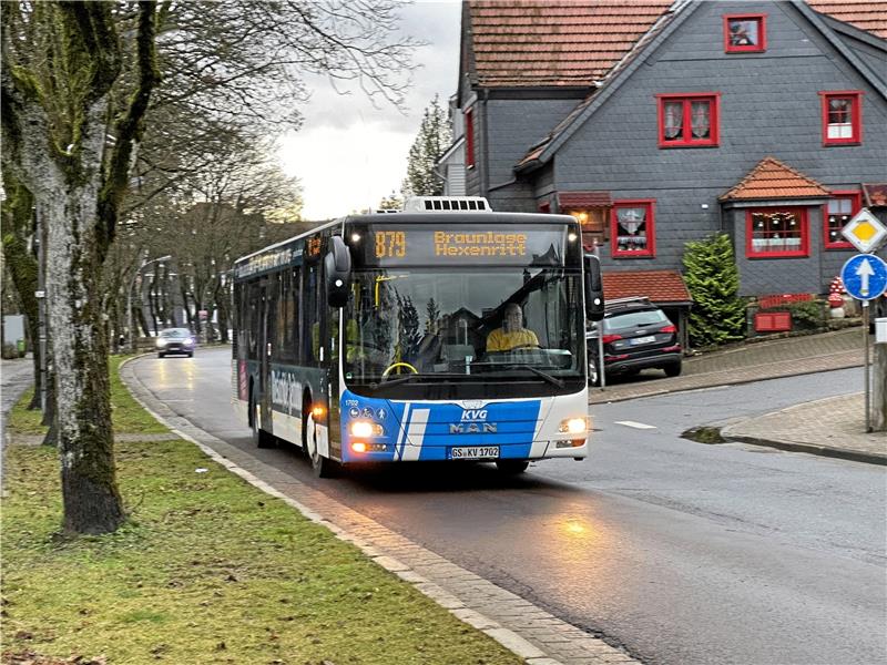 Der Skibus fährt vor einer Woche ziemlich leer durch die Harzburger Straße. Foto: Eggers