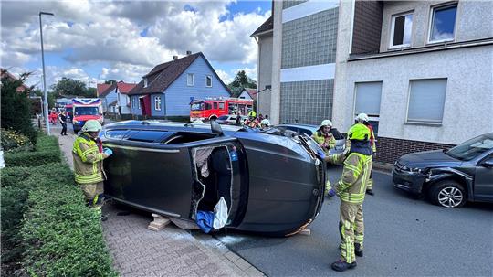 Der Skoda liegt auf der Seite, nachdem er den Tiguan (rechts im Bild) gerammt hat.