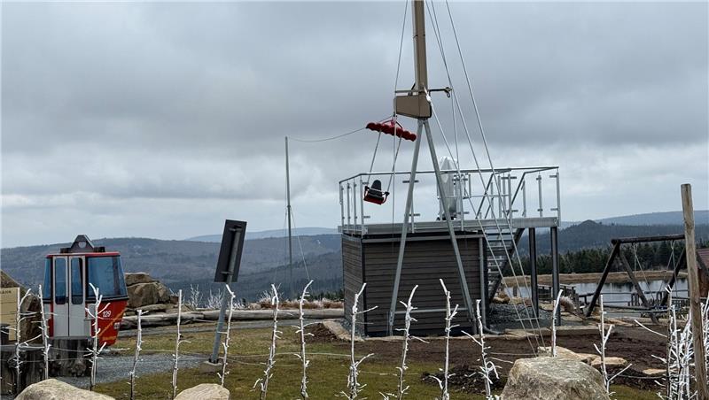 Das Foto zeigt eine kleine Seilbahn samt Gestell.