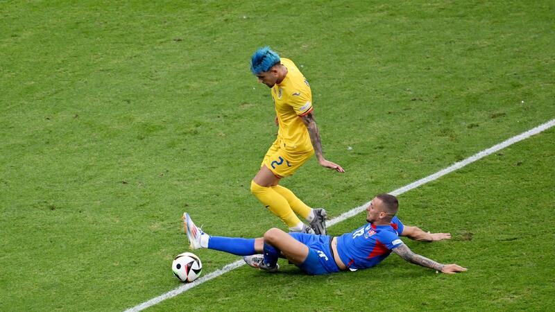 Ein Remis, aber keine Schande: Slowakei und Rumänien weiter Der Slowake Lukas Haraslin (r) kommt vor Andrei Ratiu aus Rumänien an den Ball.
