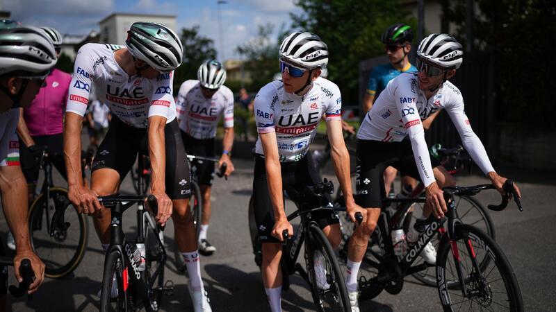Der Slowene Tadej Pogacar (2.v.r) war vor der Tour der France an Covid-19 erkrankt.