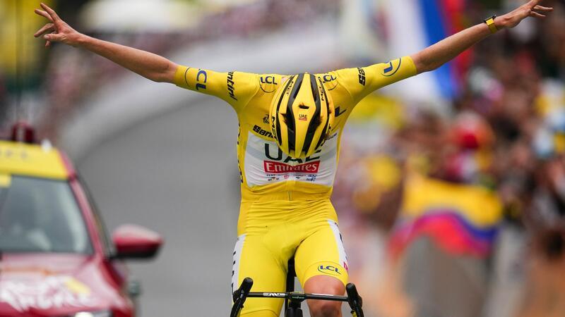„Der Stärkste“: Dominator Pogacar steht vor Tour-Sieg Der Slowene Tadej Pogacar jubelt im Gelben Trikot des Gesamtführenden über seinen Etappensieg.