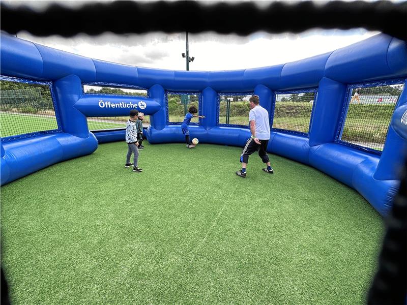 TSG Bad Harzburg präsentiert sich beim Spielefest Der „Soccer Cage“ der Öffentlichen lädt zum wilden Kicken ein. Fotos: Schlegel
