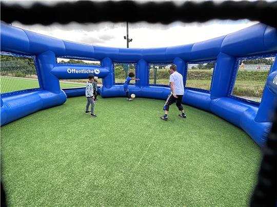 Der „Soccer Cage“ der Öffentlichen lädt zum wilden Kicken ein. Fotos: Schlegel