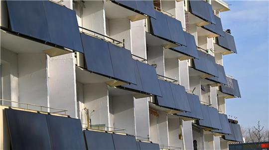 Der Solarboom in Deutschland geht weiter: Mittlerweile gibt es fünf Millionen Anlagen, darunter zahlreiche Balkonkraftwerke. (Archivbild)