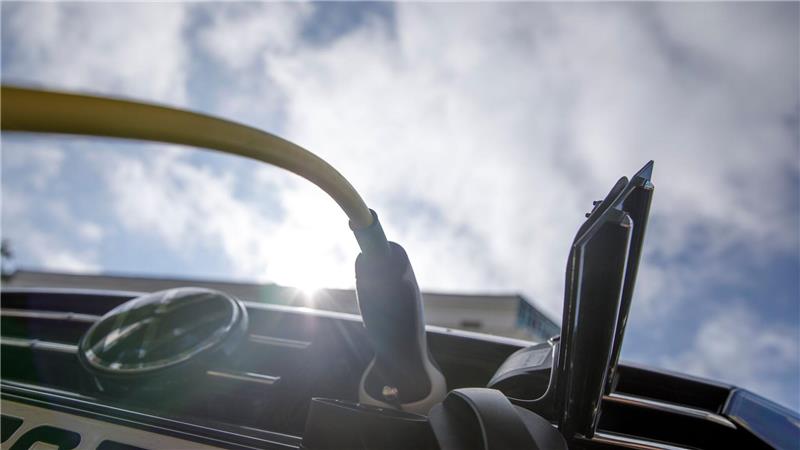 Der Solarstrom vom Dach kann unter anderem für das Laden eines E-Autos verwendet werden.