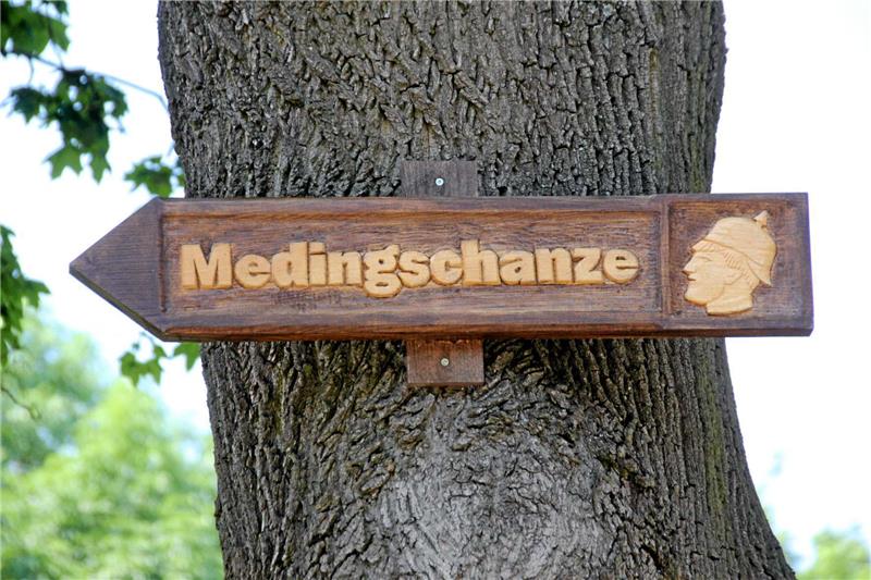 Der Soldat mit Pickelhaube leitet auf den Hinweisschildern den Weg zur Medingschanze in den Spiegelsbergen bei Halberstadt.