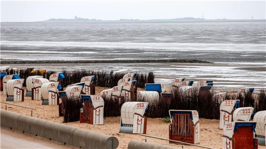Der Sommer und seine Kapriolen - das spüren auch die Anbieter von Strandkörben. (Symbolbild)