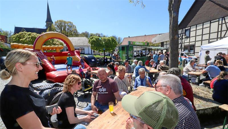 Menschen feiern im Sonnenschein auf dem Marktplatz in Lutter.