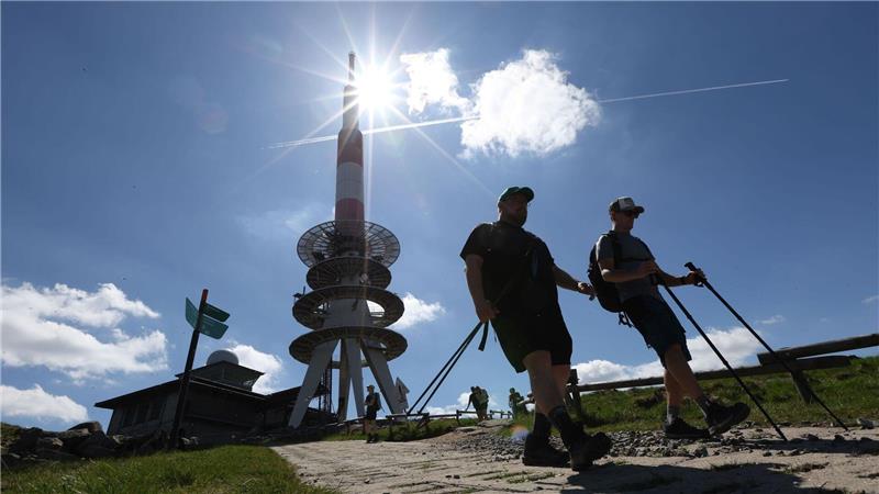30-Grad-Marke erstmals in diesem Jahr geknackt Der Sonnenschein lockt zahlreiche Ausflügler auf den Gipfel des Brockens in Sachsen-Anhalt.