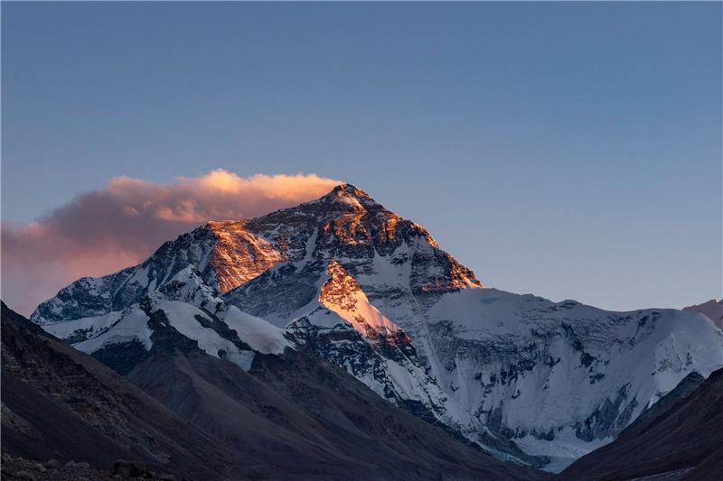 Der Mount Everest bleibt ein Abenteuer für Reiche Der Sonnenuntergang färbt den Gipfel des Mount Everest.