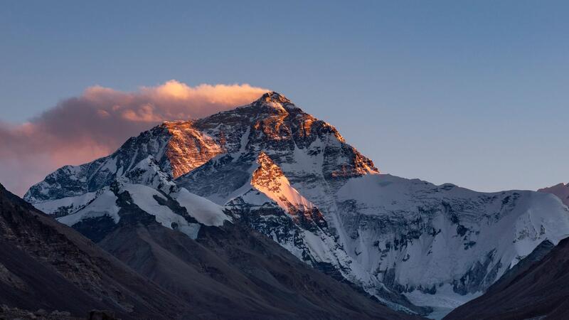 Das 100 Jahre alte Rätsel um den Everest Der Sonnenuntergang färbt den Gipfel des Mount Everest.