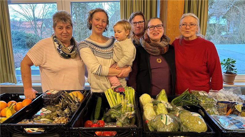 Der Sozialfonds betreibt unter anderem den gedeckten Tisch, bei dem Regina Hoffmann (v.l.), Julia Fremdling, Katja Ruscher, Astrid Marth und Christine Arnecke jeweils mittwochs im Gemeindehaus bei der Ausgabe der Lebensmittel im Einsatz sind.