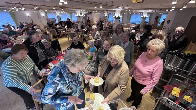 Bürgermeister will die kleine, heile Bad Harzburger Welt erhalten Der Sozialverband gönnt seinen Mitgliedern ein stattliches Kuchenbuffet.