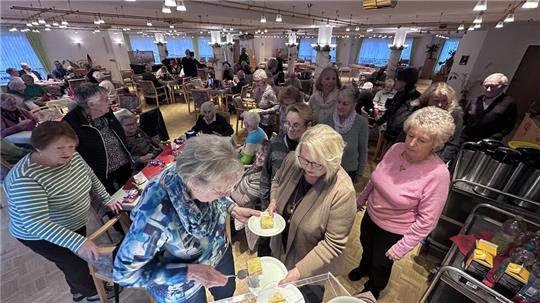 Der Sozialverband gönnt seinen Mitgliedern ein stattliches Kuchenbuffet.