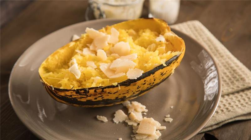 Die Kürbiszeit feiern – mit Ravioli-Kunst oder Fruchtsalat Der Spaghetti-Kürbis hat ein nudelartiges Fruchtfleisch und schmeckt als im Ofen gebackene Variante mit Parmesanhobel und Trüffelbutter.