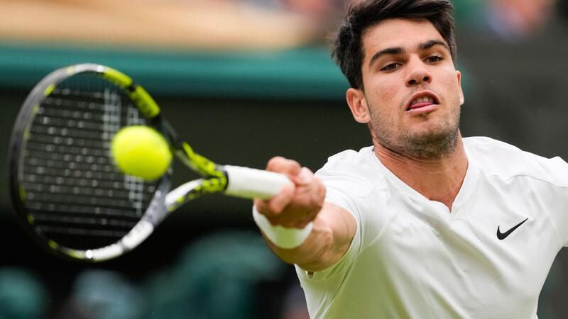Titelverteidiger Alcaraz zittert sich in Wimbledon weiter Der Spanier Carlos Alcaraz spielt einen Vorhand-Return.