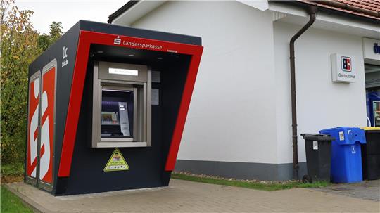 Der Sparkassen-Automat neben dem „Finanzcenter“ ist in Betrieb.