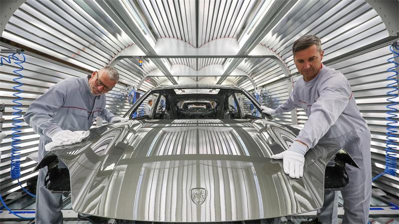 Der Sparkurs trifft auch die Fertigung: Porsche will die Personalkosten dort mittelfristig um bis zu 30 Prozent senken. (Archivbild)