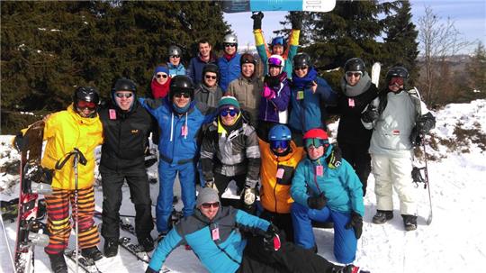 Der Spaß steht bei den Ski- und Snowboardkursen der TU Clausthal im Vordergrund.