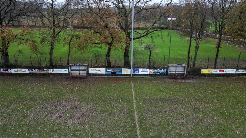 Rasenmähroboter dreht nachts durch und verwüstet Fußballfeld Der Spielbetrieb ist auf dem kaputten Rasen vorerst eingestellt.