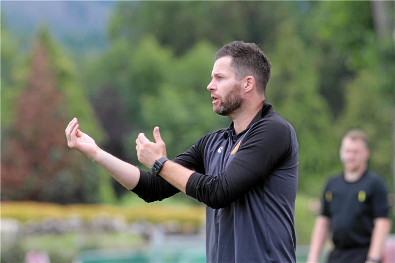 Der Spielertrainer des SC 18 Harlingerode, Boris Bodenstein, dirigiert seine Mannschaft von der Seitenlinie. Zuletzt steht er meist selbst mit auf dem Platz. Foto: Gietemann