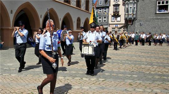 Der Spielmanns- und Hörnerzug im Einsatz: Hier im Jahr 2022 auf dem Goslarer Marktplatz beim Abholen der Schützenkönige zum Frühstück.