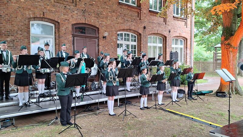 Schützenbrüderschaft bittet zum Konzert Der Spielmannszug Hornburg bei seinem Auftritt am Heimatmuseum.