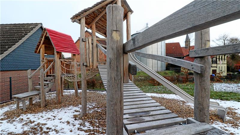 Holzspielgeräte auf dem Spielplatz in Hahausen