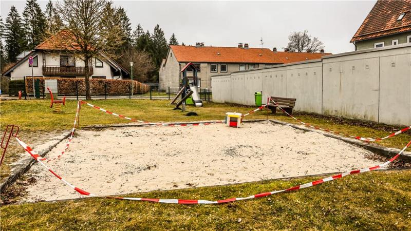 Flatterband sperrt die Sandkiste am Hirschler Weg ab.