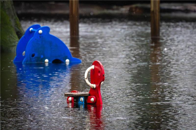 Zeitplan bei Beschaffung von „Betreuungsmodulen” unklar Der Spielplatz im Butendieker Gehölz steht unter Wasser.