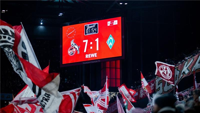 Bei Sieg: Köln kann Druck im Abstiegskampf machen Der Spielstand von 7:1 wird auf der Anzeigetafel gezeigt.