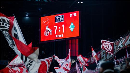 Der Spielstand von 7:1 wird auf der Anzeigetafel gezeigt.