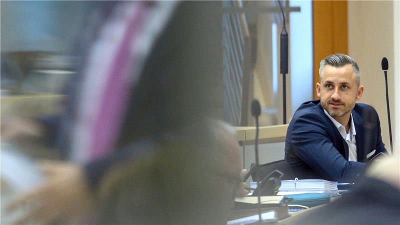 Der Spitzenkandidat der AfD für die Landtagswahl in Sachsen-Anhalt, Ulrich Siegmund, sagt, Angehörigen von Parteifreunden könne er vertrauen, das sei wichtig bei Mitarbeitern. (Archivbild) 