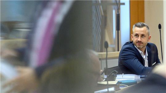 Der Spitzenkandidat der AfD für die Landtagswahl in Sachsen-Anhalt, Ulrich Siegmund, sagt, Angehörigen von Parteifreunden könne er vertrauen, das sei wichtig bei Mitarbeitern. (Archivbild) 