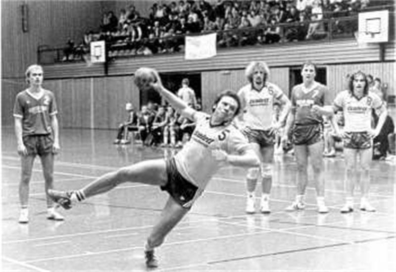 Der Sportler: In den goldenen Zeiten des Bad Harzburger Handballs war die Tribüne in der Deilichhalle immer voll besetzt. Das Foto zeigt Rainer Völkel beim Siebenmeter, dahinter Holger Zientek-Dreißig – seinerzeit mit wilder Lockenpracht – und Achim Bruns (rechts).  Fotos: GZ-Archiv