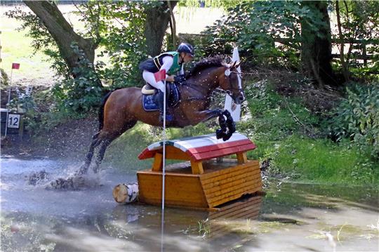 Der Sprung im Wasser in der CCI**-S-Prüfung stellt kein Problem für Pferd und Reiter dar. Foto: Epping